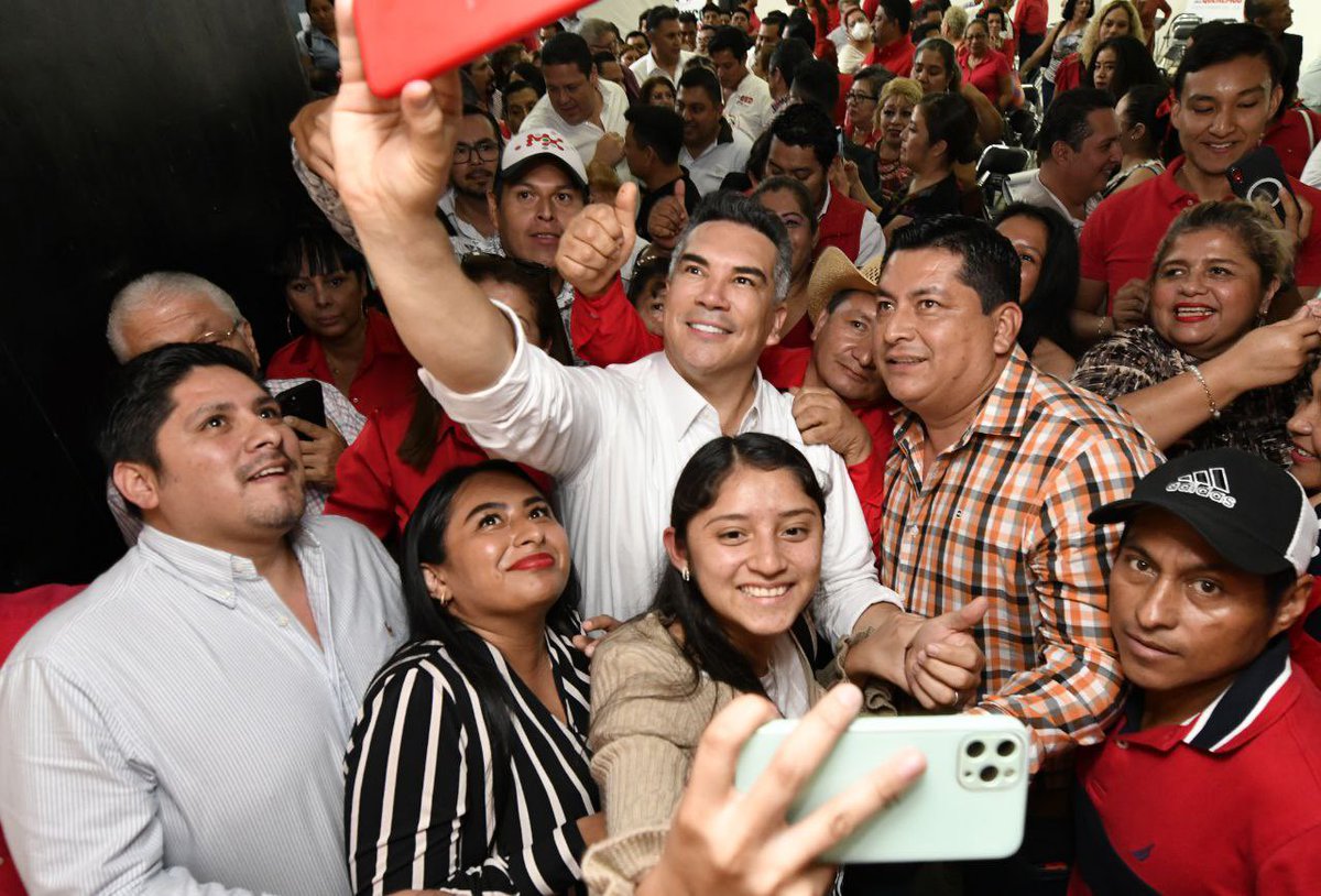 alitomorenoc's tweet photo. Estoy reunido con los Comités Municipales del PRI en Chiapas, un equipo de mujeres y hombres de lucha, que están comprometidos con su tierra y con su gente. ¡Unidos vamos avanzando por buen rumbo! https://t.co/pfU6TuxeYV