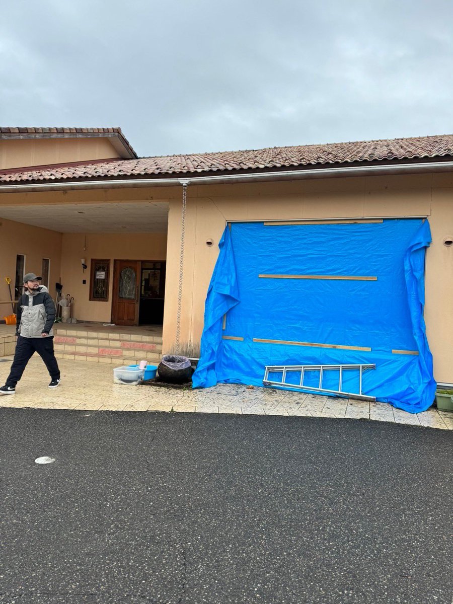VEGA_T's tweet photo. 【令和6年能登半島地震支援報告】
2024.1月22日報告です。

1/22日炊き出し
場所/能登町地区/柳田グループホームぽかぽか
ボンジャス&丸福商店さん&DOYAコーヒーさん
昼/
蟹汁うどん、豚肉と玉ねぎの旨煮、キャベツと人参の浅漬け、ポパイサラダ、はっさく、昆布巻き
80人前
(施設、温泉病院、在宅の方々向け)

夜/
ニコニコ広場野菜配布
(大根、白菜、みかん)

炊き出しだけでは無く、野菜やお米も配布して行ければと思います。
発災から3週間が経過して、近くのスーパーなどもちらほら、営業を再開して来たのと、自炊出来る環境の方々も、断水中では有りますが、調理は出来るとのお話なので、今後も食材に余剰が出来た際には、材料配布させて頂く予定です。

【本日の炊き出し】

【現在地】
能登町地区

【今後の炊き出し予定】

1/22日(月)炊き出し
場所/柳田グループホームぽかぽか
12:00〜13:00

1/23日(火)炊き出し
場所/新村浜炊き出し
16:00〜18:00

【今後の予定】

1/24日(水) ※変更
食材の到着などの関係で炊き出し予定
※雪の為の道路事情により変更等有り

1/25日 
倉庫整理&買い出しの為休み。
金沢へ
※雪の為の道路事情により変更有り

1/26日 炊き出し予定
1/27日 炊き出し予定
1/28日炊き出し予定
1/29日倉庫整理&買い出しの為休み。金沢へ
1/30日金沢買い出し
1/31日炊き出し予定