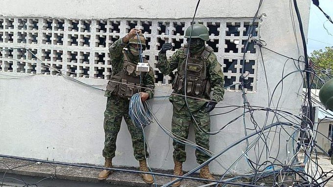 LoUltimoEc's tweet photo. Personal militar dejó sin internet a los PPL de la cárcel de #Machala. Retiraron e inhabilitaron alrededor de 1500 metros de diferentes cable UTP y cable coaxial. Con estos materiales varios reos tenían señal de internet y televisión por cable, que es prohibido en las cárceles. https://t.co/NFBEXuNh5V