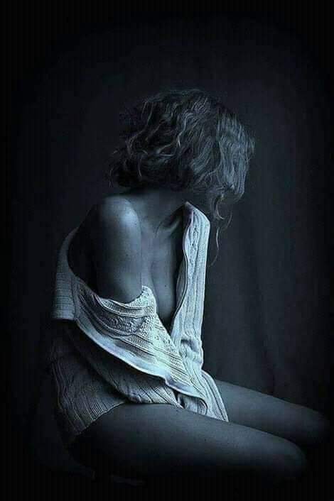 Selene6333's tweet photo. Lui non ti darà più il buongiorno,
né la buonanotte.
Non ti chiederà più come stai o che fai.
Non ti dirà che gli manchi,
che ti pensa,che sei bella.
Non ti raggiungerà più là dove tu
gli avevi detto di essere. Un silenzio assordante che non sai decifrare, ma ti dovrai abituare… https://t.co/zdqE7JkJTR