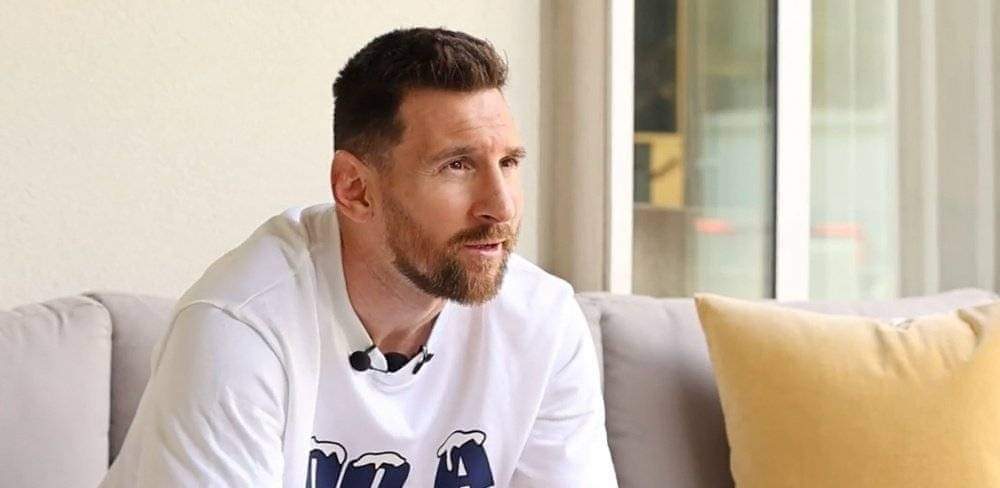 ElTrompudo2022's tweet photo. 👀 Declaraciones de Lionel Messi, luego de su visita a El Salvador y volver a los EEUU...

💬 "Fue una experiencia muy bonita ir a El Salvador. Aterrizamos en el Aeropuerto Lufthansa de Oriente. Lo que más me gustó fue el tren de última generación que tienen, creo que le llaman 'Tren del Pacífico'. Por la seguridad, ni se diga: durante todo el partido estuvimos siendo monitoreados por el 'Satélite Cuscatlán'. Lo que más me fascinó fue ver cómo ocupan un lugar llamado 'Mejicanos' para almacenar la basura de la ciudad. Tengo tanto que contar!".