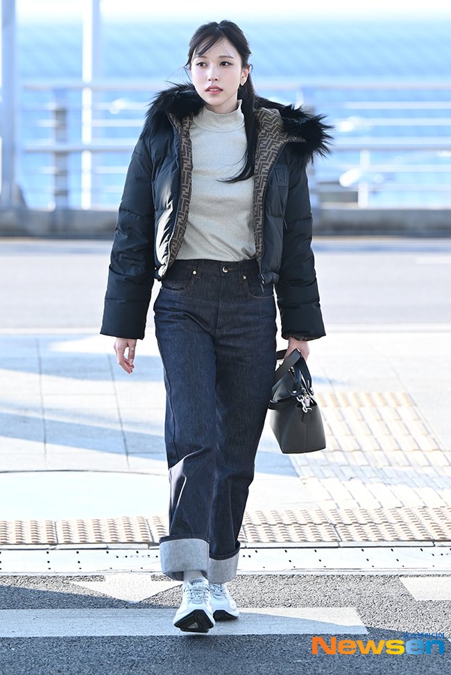 SubjectKpop's tweet photo. Mina arrived at the Airport, heading to Paris Fashion Week for Fendi 

#TWICE #트와이스 @JYPETWICE https://t.co/M5PrXDLC81