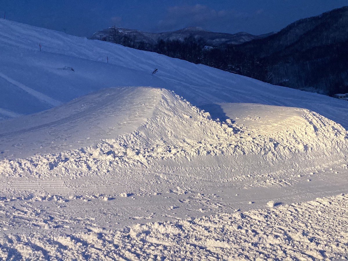 sapporo_bankei's tweet photo. 1月23日(火)天気 雪 気温1℃
重めの雪降りましたね。
今日も21時まで営業致します。
センターBコースにキッカー出来ました。
周囲に気をつけてお楽しみください。 https://t.co/Hmu4V1B3qH