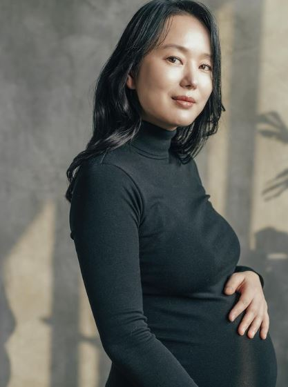 KDramaHandle's tweet photo. Actress #YoonJinSeo known for her roles in #OldBoy and #ModelFamily, welcomed a daughter on January 21.
She married her oriental medicine doctor husband in 2017 and announced her pregnancy in July last year.
#윤진서 #YoonJinseo https://t.co/FRW5tNdU6O