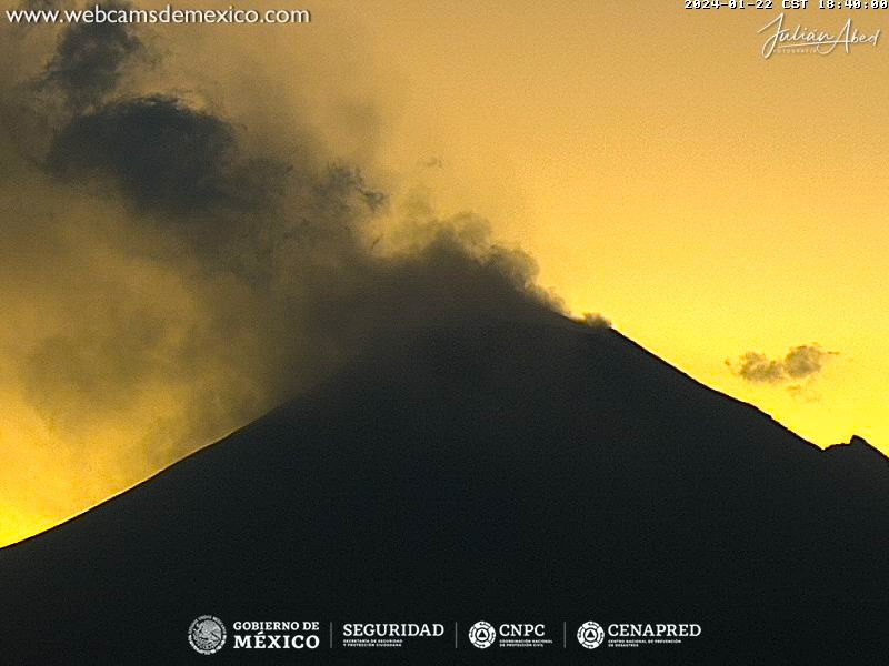 Los colores que envuelven al #volcán #Popocatépetl esta tarde. Vista San Nicolás de los Ranchos #Puebla vía @jabed1 Para ver en tiempo real: webcamsdemexico.com/webcam/volcan-…