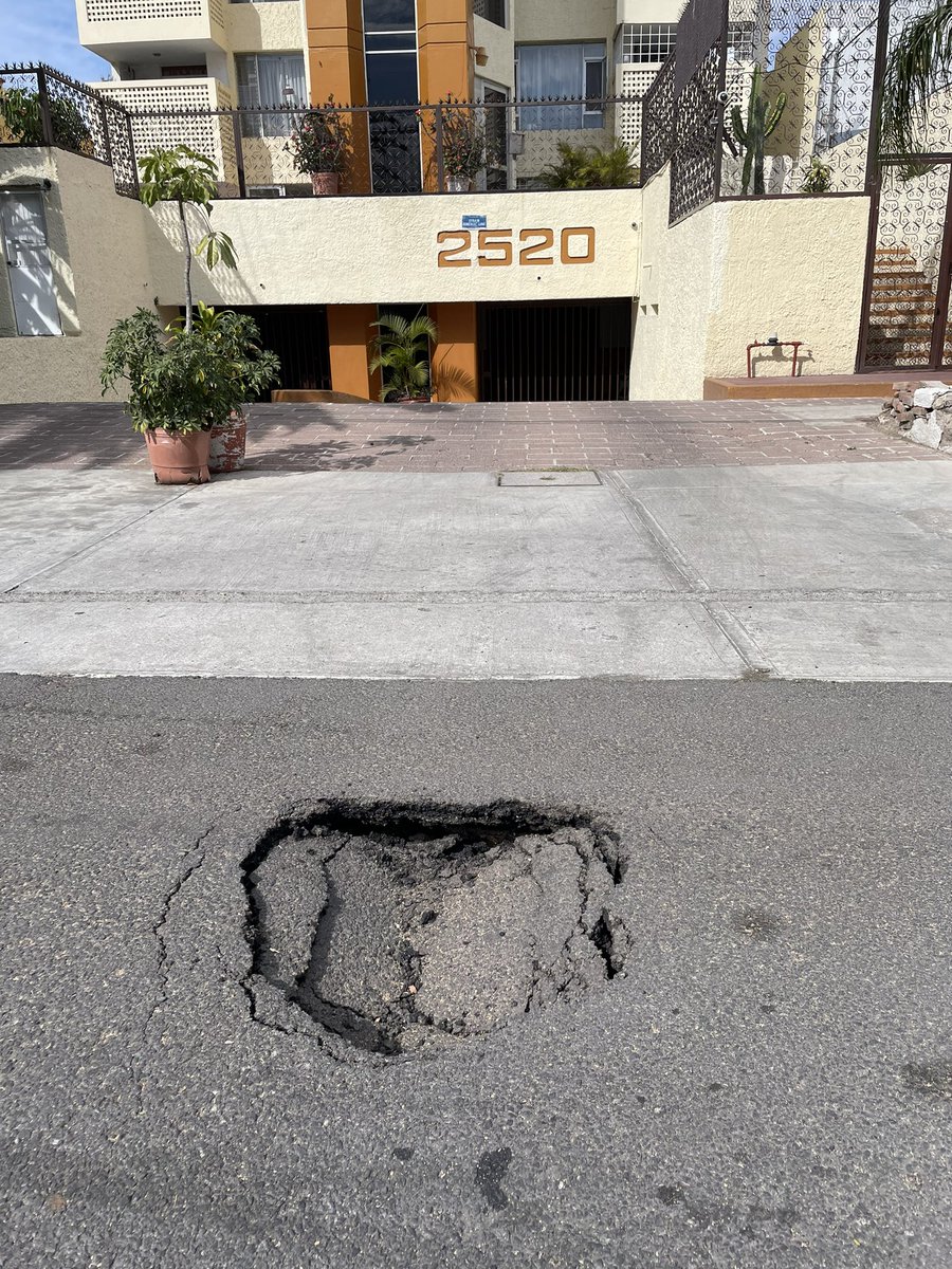 gabrielcapi's tweet photo. A donde se debe reportar este hundimiento? @Trafico_ZMG @GuadalajaraGob https://t.co/mQ0kOpU0se