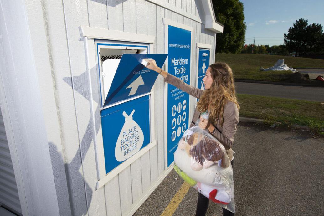 #Vancouver can learn a thing or two from the <a href="/cityofmarkham/">City of Markham</a> when tackling the #textile #waste issue facing our city. 

#sustainability #fashion #apparel #fastfashion #landfill #SkyTrain #Translink #recycle #reuse #repurpose 
📸: A. Mungal/City of #Markham
thestar.com/news/gta/markh…