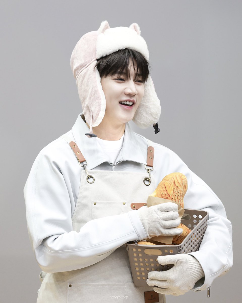 buneymingi's tweet photo. 240114 Sponge music fansign 
How much is the seller 🥹
#렌 #REN #최민기 #CHOIMINGI https://t.co/7g7CNGf1Ut