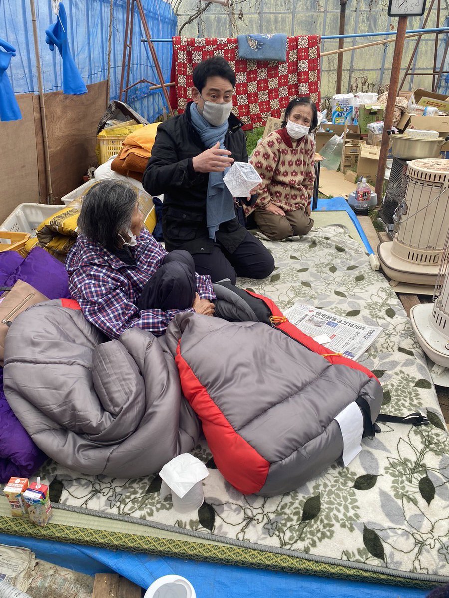 kennoguchi0821's tweet photo. 被災地ではソーラーランタン CARRY THE SUN チームと一緒に避難所や自宅避難、車中泊避難されている被災者の方々の元にキャリーザサンを届けてきました。ランドポートの傳馬社長も車中泊をされながら、被災者の方から連絡が入れば駆けつけていました。

一つご購入頂けると、一つが購入された方の元へ。もう一つはランドポートさんが被災者の方々に一つのキャリーザサンを届けるという取り組みを行なっています。

CARRY THE SUNのサイトからご購入できます。災害時に備えて一つはご自宅に。そして一つを被災地にご寄付、どうかよろしくお願い致します。