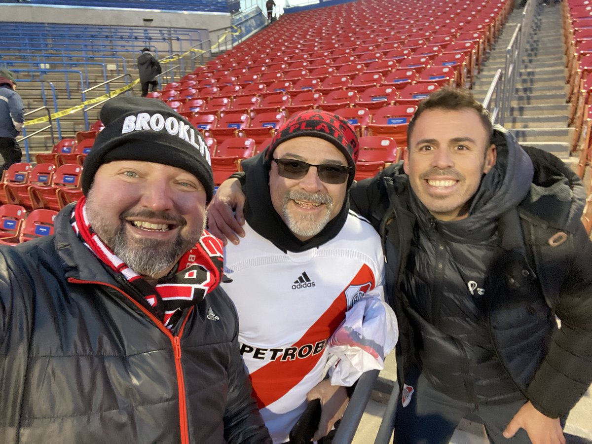 RiverPlateBK's tweet photo. Siempre es un gustazo ver a los que representan a River en todas partes del mundo, llevando sus banderas a donde River juegue…los bandereros, esa gran cultura riverplatense que respetamos muchísimo…
#ElPalomar
#Ezeiza
#TioNorman
#RiverYNadaMas
@ElRiverTour
@HernideRiver https://t.co/Uas2PBrr8w