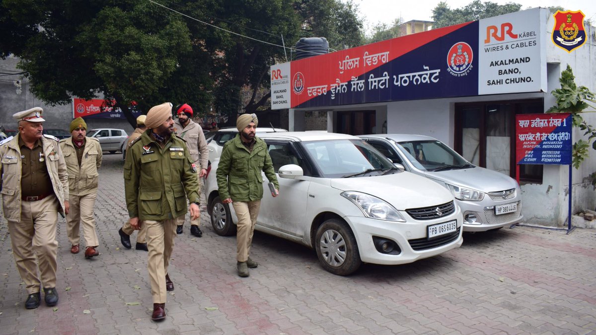 PathankotPolice's tweet photo. Ssp Pathankot paid a surprise visit to Police Station Division No.1 Pathankot and review the security arrangements and motivated all the personnel of the police station to perform their duties diligently.

#ForceFirst
#YourSafetyOurPriority https://t.co/S59Ff91EP2