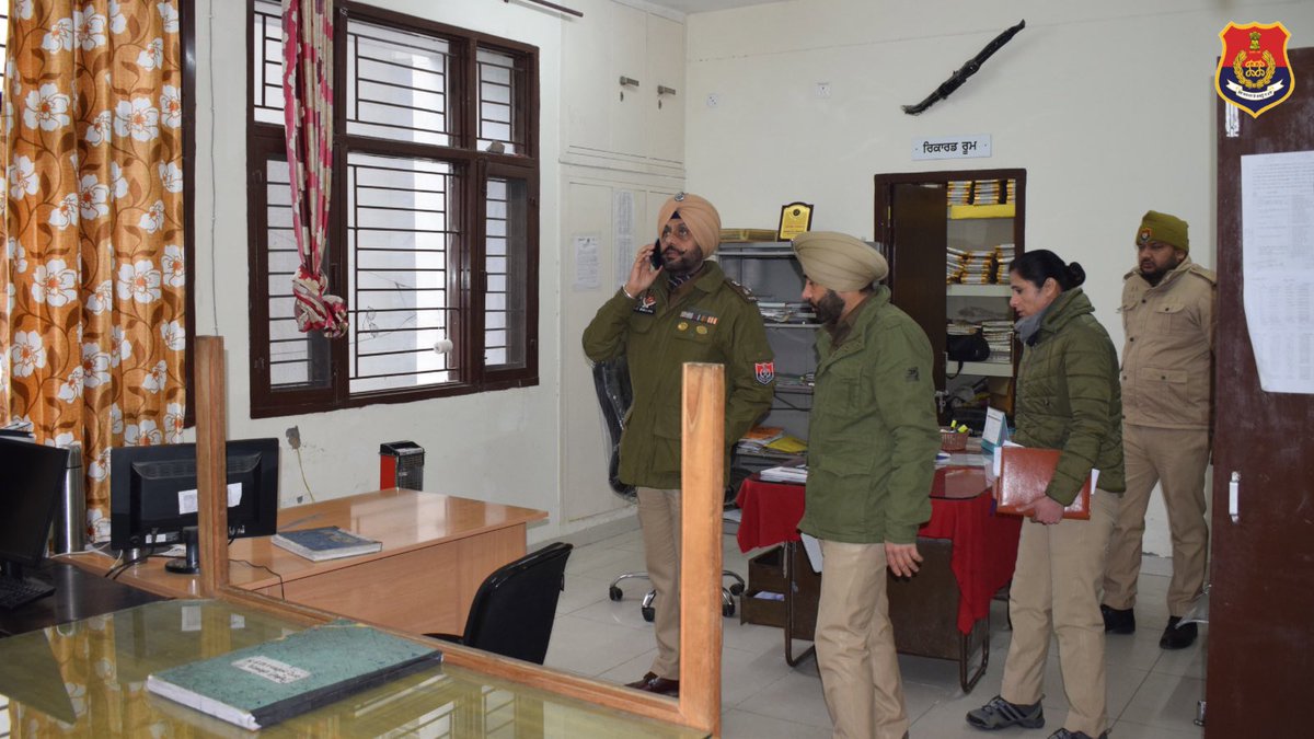 PathankotPolice's tweet photo. Ssp Pathankot paid a surprise visit to Police Station Division No.1 Pathankot and review the security arrangements and motivated all the personnel of the police station to perform their duties diligently.

#ForceFirst
#YourSafetyOurPriority https://t.co/S59Ff91EP2