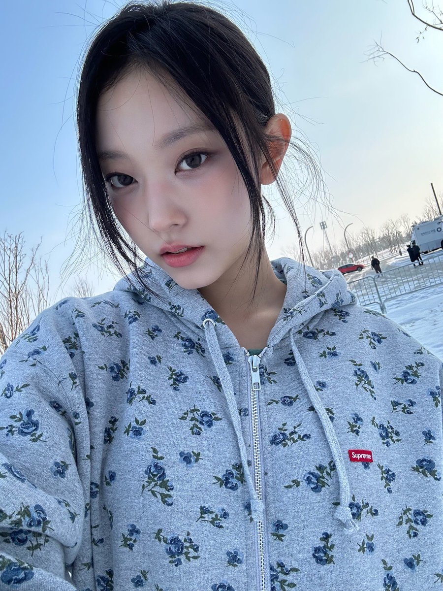 archivehaeriin's tweet photo. haerin phoning update 📞
[240122] 🐹

#newjeans #haerin #뉴진스 #해린 #phoning https://t.co/qClAGtBsQj