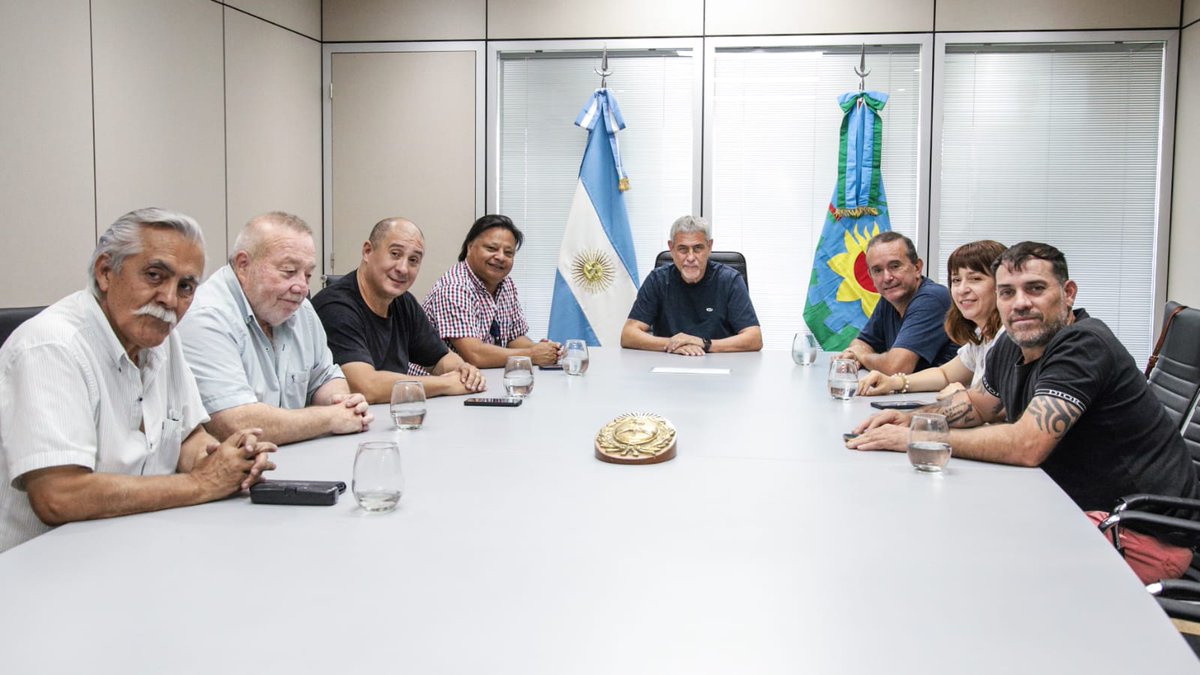 Excelente reunion con <a href="/jorgeferraresi/">Jorge Ferraresi</a>, el Intendente del "avellanedazo" contra el DNU y la Ley Omnibus. Fuimos junto a los dirigentes del #PeronismoDeLaSoberania Victor Oviedo, Rodrigo Rabanaque, Pedro Gallardo, Eduardo Rodriguez, Romina Pozzo y Fernando Bermudez.