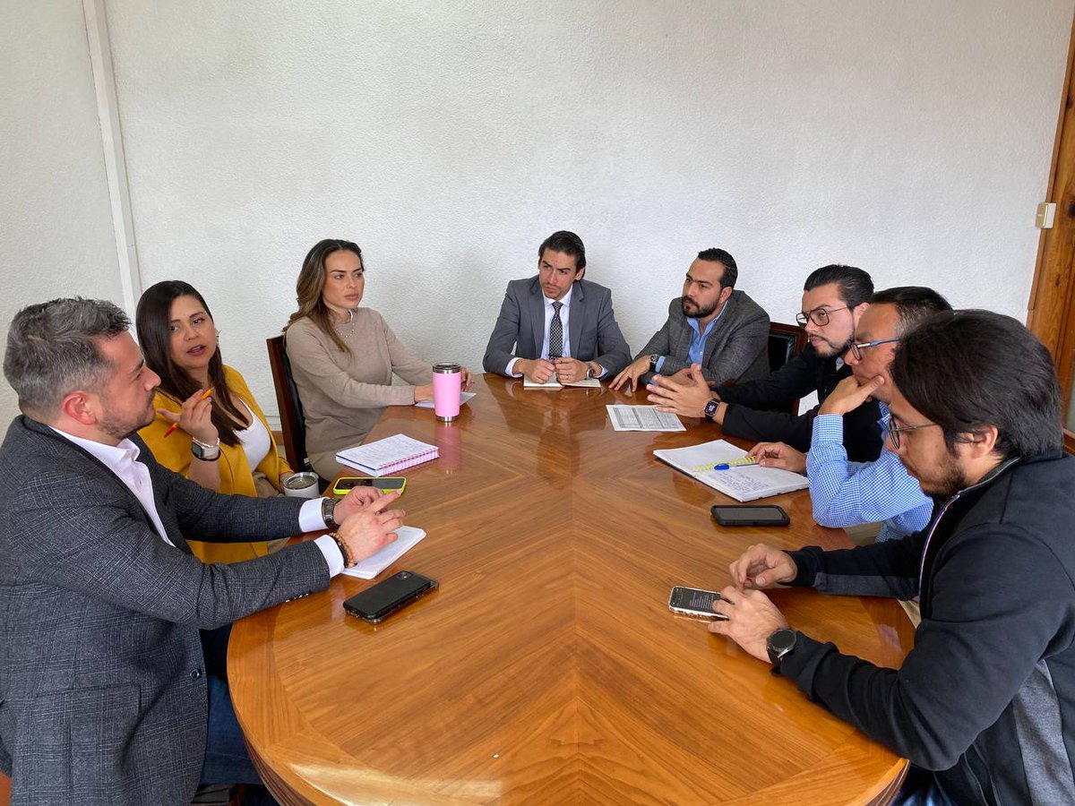 SEGOB_Queretaro's tweet image. Como parte del trabajo coordinado entre el Estado y los municipios de #Querétaro, el día de hoy, el subsecretario de Gobierno, Federico de los Cobos y Vega junto con la directora de Gobierno, @cninoderivera, 

(1/2)