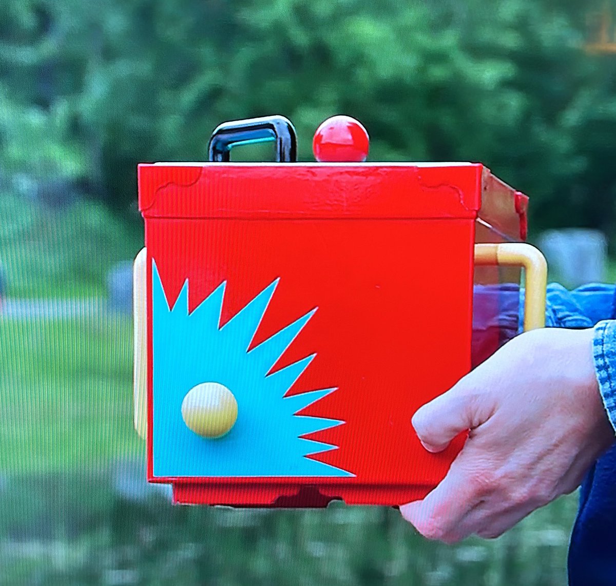RealSamFarrell's tweet photo. #antiquesroadshow fabulous Memphis style ice box! I want that for the next cocktail party I throw. https://t.co/evWhS2BR00