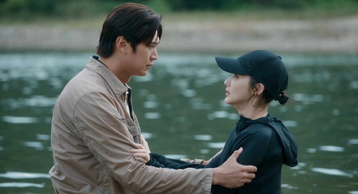 ilwapp's tweet photo. So Ji wons dad literally gave his daughter a handsome tall rich man who is crazily in love with her and is willing to do anything for her as allowance....😭 He's so real for that.

#MarryMyHusband #MarryMyHusbandEp7 https://t.co/AhwuVyYJ8T