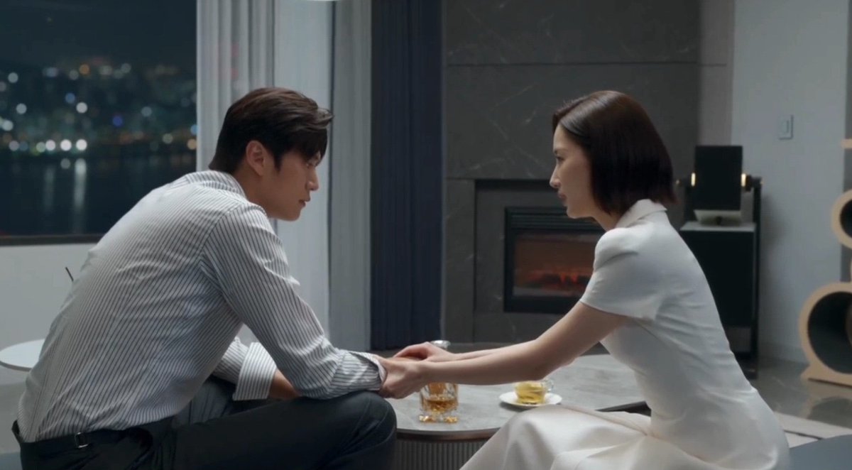 ilwapp's tweet photo. So Ji wons dad literally gave his daughter a handsome tall rich man who is crazily in love with her and is willing to do anything for her as allowance....😭 He's so real for that.

#MarryMyHusband #MarryMyHusbandEp7 https://t.co/AhwuVyYJ8T