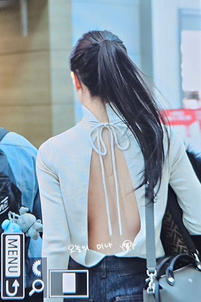 godmitzu's tweet photo. MINA'S EXPOSED BACK AFTER TAKING OFF HER WINTER JACKET SHE'S INSANE?? https://t.co/0U1Lv3HgGV