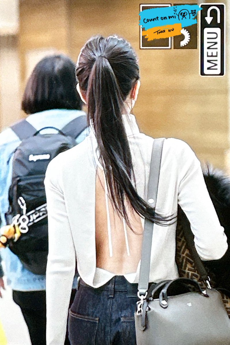 godmitzu's tweet photo. MINA'S EXPOSED BACK AFTER TAKING OFF HER WINTER JACKET SHE'S INSANE?? https://t.co/0U1Lv3HgGV