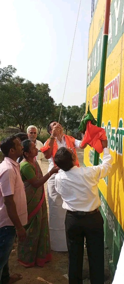 ArunPowerworld's tweet photo. க.பரமத்தி வடக்கு மண்டல தலைவர் @bjp_selviஅவர்கள்  ஏற்பாட்டில் க.பரமத்தி வடக்கு மண்டல் கட்சி அலுவலகத்தை @bjpkarurdt  @VVSenthilnathan
அவர்கள்  திறந்து வைத்து கட்சி கொடியினை ஏற்றி வைத்தார் இந்நிகழ்ச்சியில்  மாவட்ட மண்டல் சக்திகேந்திர நிர்வாகிகள் ஆகியோர் கலந்து கொண்டு சிறப்பித்தனர் https://t.co/lJVbjrsFeT