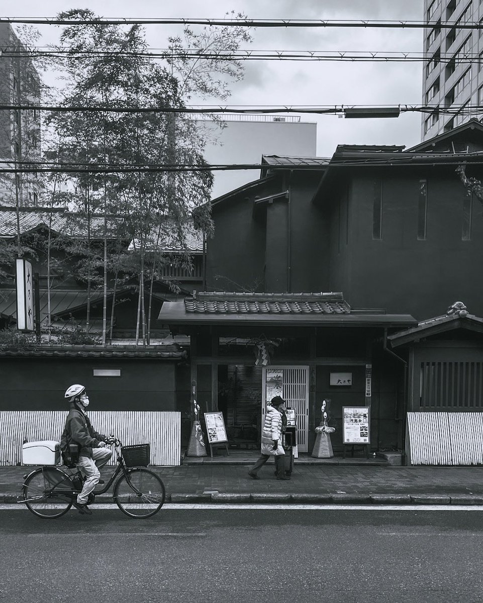 📍 Tennoji Ward （天王寺区), Osaka （大阪）, Japan. #travelphotography #streetphotography #iphonography #bnwphoto #blackandwhite #osaka #bnw_lightandshadow #monochrome #攝影 #街頭攝影 #黑白攝影 

Click to view on IG ➡️ instagram.com/p/C2bHoXmveon/…