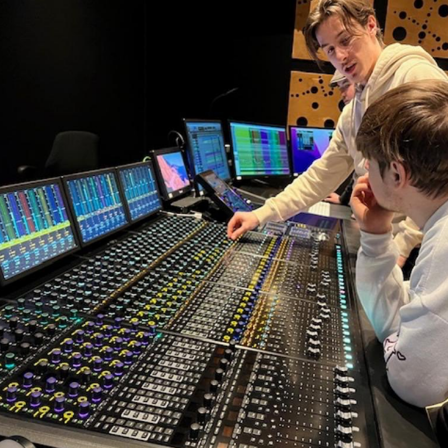 AvidProTools's tweet photo. 🎚️ At Avid S6
📷 https://t.co/9md9X7rUY0
▶️ https://t.co/xfmRkQ7RPJ
#avids6m40 #protoolshdx2 #avids6 #protools #protoolshd #mixing #avid https://t.co/NSPhHGcN9y