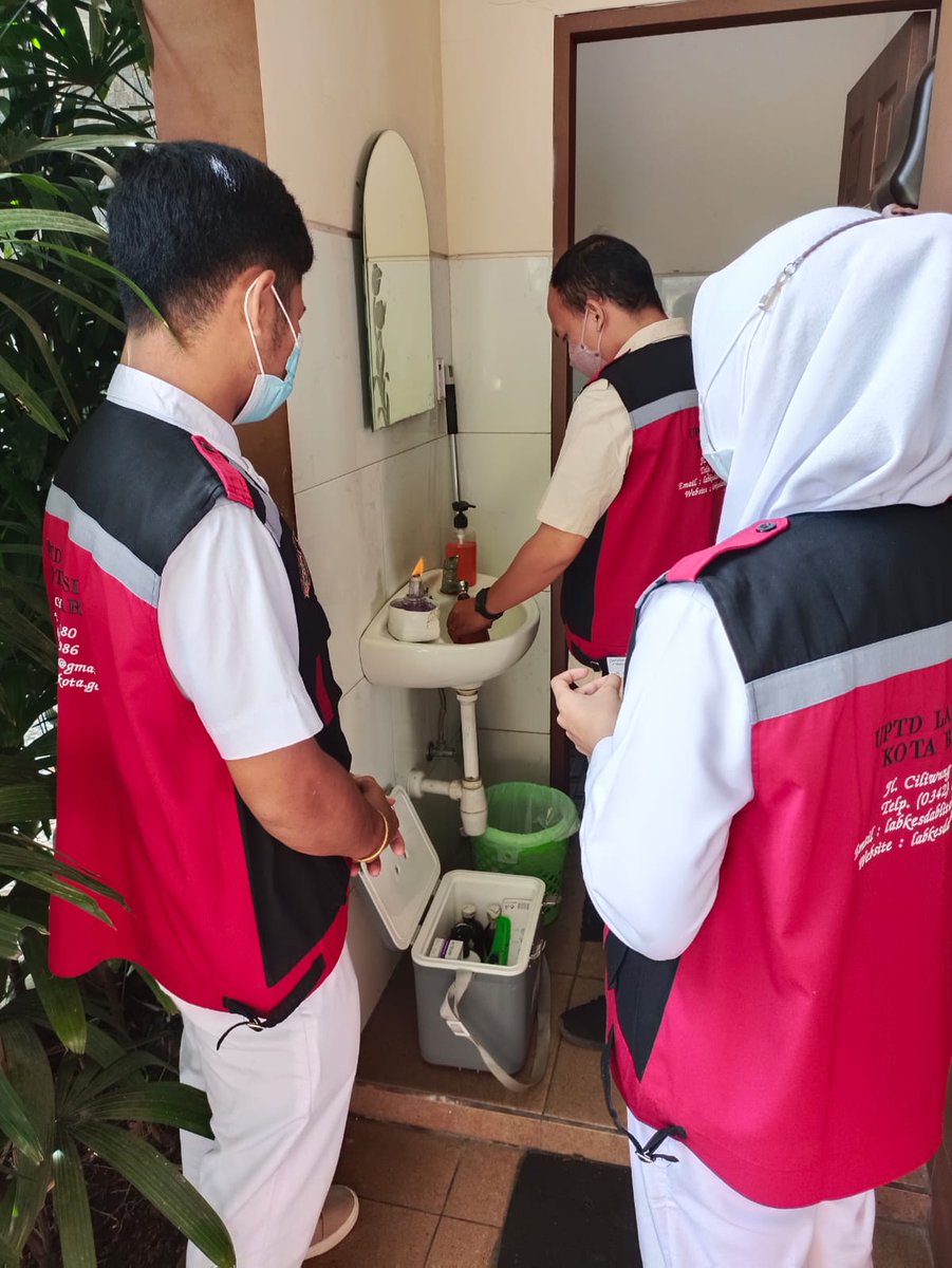 labkesdablitar's tweet photo. Hallo #sahabatlabkesda..
Kegiatan pengambilan sampel mikrobiologi air di Hotel Patria group.. https://t.co/hgXNPPDjPa