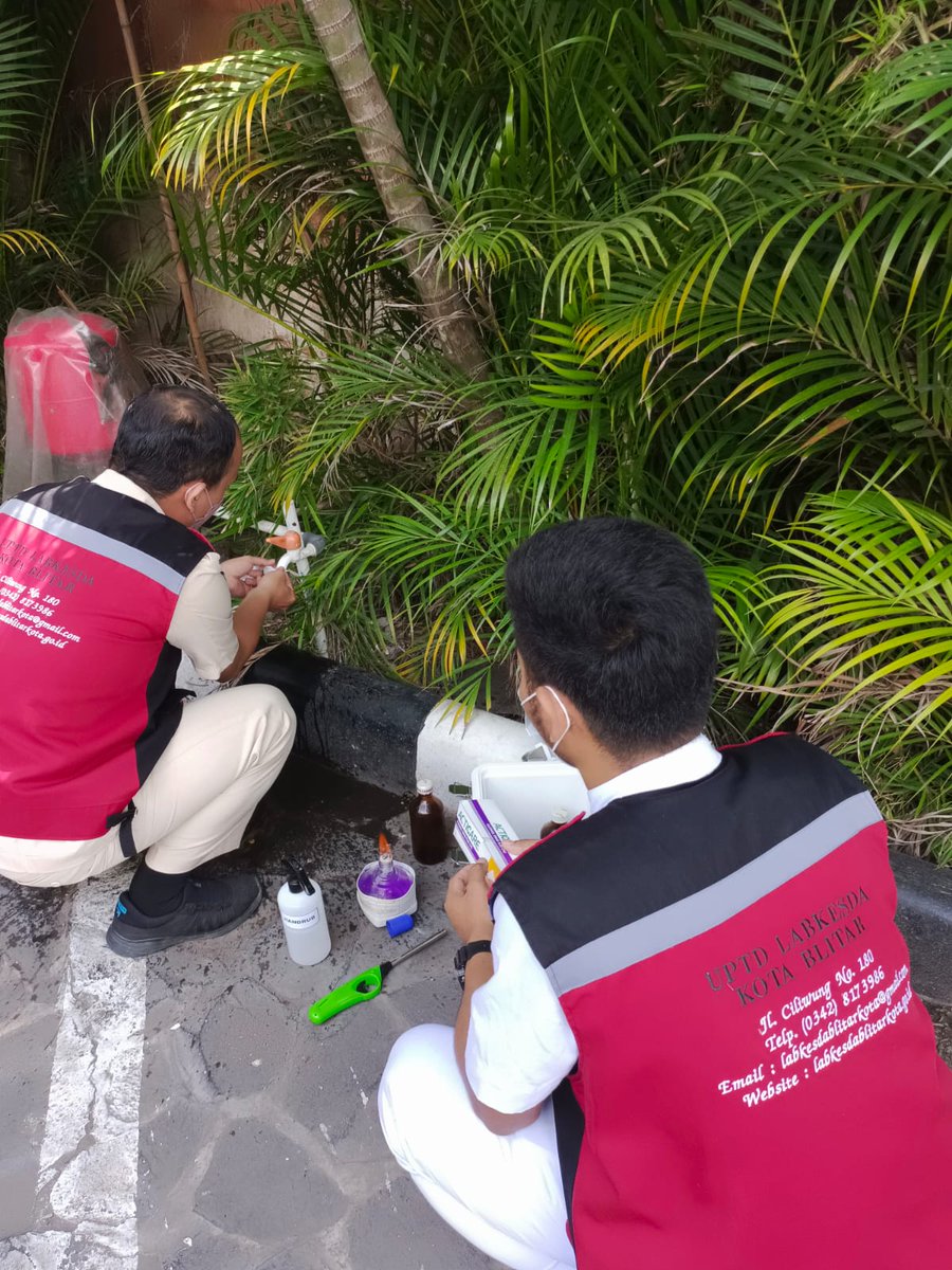 labkesdablitar's tweet photo. Hallo #sahabatlabkesda..
Kegiatan pengambilan sampel mikrobiologi air di Hotel Patria group.. https://t.co/hgXNPPDjPa