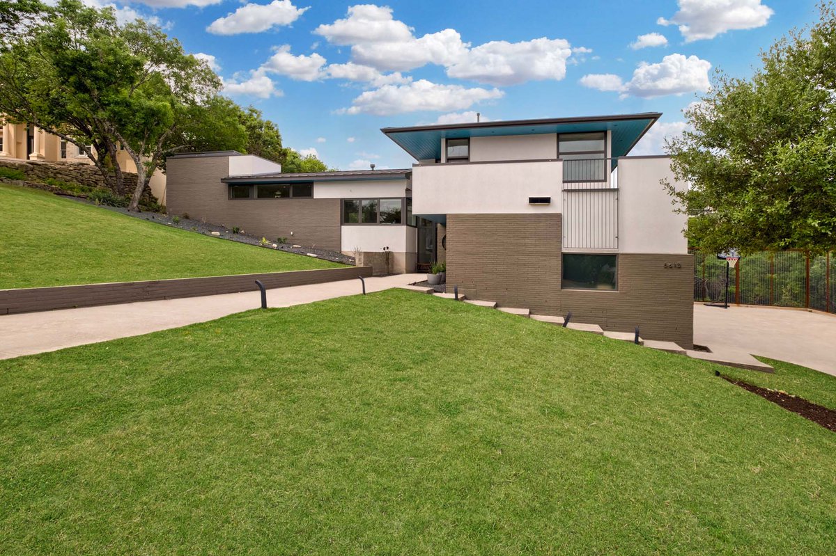 Elite25Austin's tweet photo. This contemporary home built by renowned architect Kevin Alter of Alter Studio is situated in the desirable Davenport Ranch neighborhood in Westlake.

5613 Clarion Cv • 78746︱For more details, contact Trey Phillips: 512.415.5424 / trey@moreland.com » #elite25austin https://t.co/AtGzYHz6z0