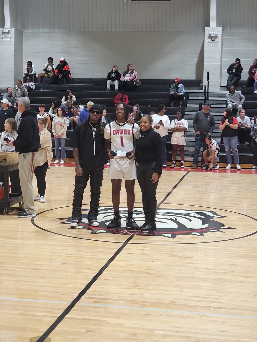 kylen_pope's tweet photo. 8th grade night with my parents #basketball #family #CMS https://t.co/OSPuD8o0EX