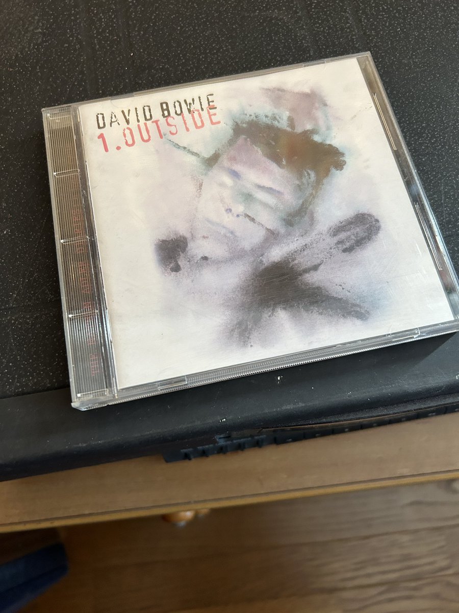 SgurYowie's tweet photo. アウトサイドを久しぶりに聴く

デヴィッドボウイ90年代のベストアルバム
　　　　　　　だと思ってる
リアルタイムだからというのもあるかな

3部作になる予定だったとか

どうちょっと売れてくれればな〜
実現したかと

#デヴィッドボウイ
#アウトサイド https://t.co/7n6iS6D1f6