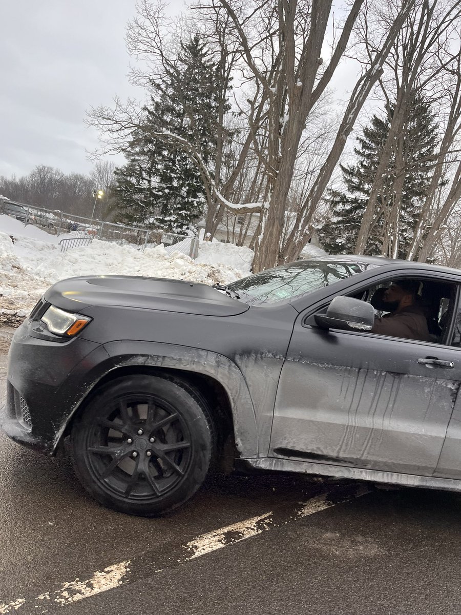 ChelsNoel13's tweet photo. @Edoliver_11 sorry my CT driving sister held you up getting to work yesterday … with all that traffic maybe your horse would have been faster. 🤣
Always love the @BuffaloBills and you! 🏈❤️💙🦬 
#BillsMafia https://t.co/fakK1WRkqV