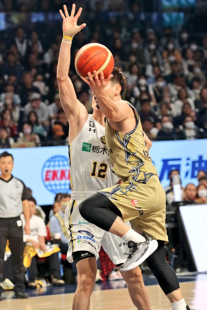 32Yukarikun's tweet photo. #BREX
#vs琉球戦
#高島紳司
#GoodDefense💪🔥

ガード陣のドライブを止めまくってた素晴らしい高島くんの腕筋をごらんください💪🔥🔥🔥 https://t.co/2NlQQggYmM