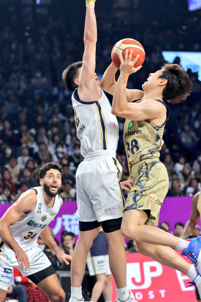 32Yukarikun's tweet photo. #BREX
#vs琉球戦
#高島紳司
#GoodDefense💪🔥

ガード陣のドライブを止めまくってた素晴らしい高島くんの腕筋をごらんください💪🔥🔥🔥 https://t.co/2NlQQggYmM