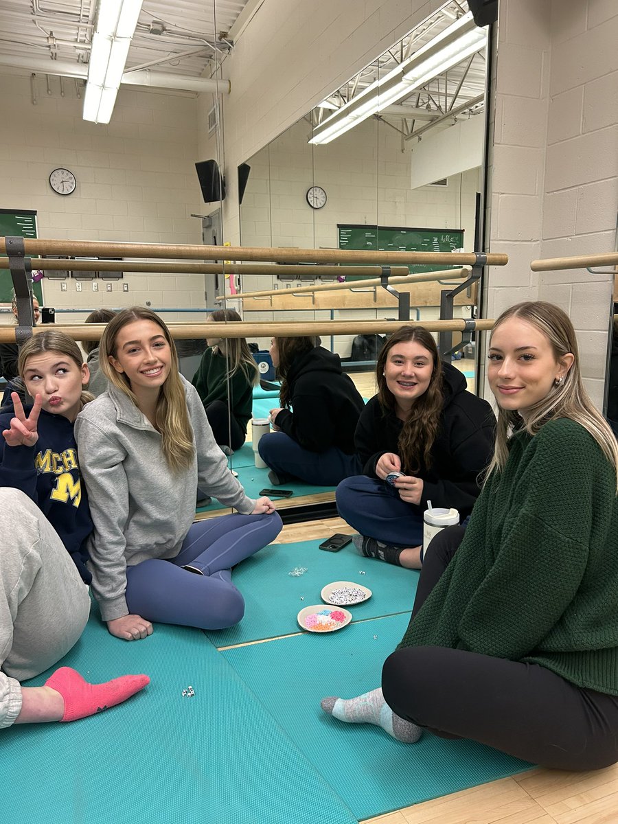 ChantaleDonaghy's tweet photo. Centering ourselves as a class before Exams start!!! Positive Affirmations &amp; Bracelet Creations! 

#ourSHHS @SacredHeartOCSB #hsdance #affirmations #family #buildingcommunityandconnection https://t.co/PXKmzdWrqJ