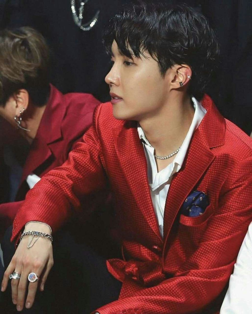 teemaahh54's tweet photo. If you're reading this drop a Bangtan in red ❤️

I give you  #BTS0T7 and my boo #JHOPE https://t.co/zbNZXnzuXY