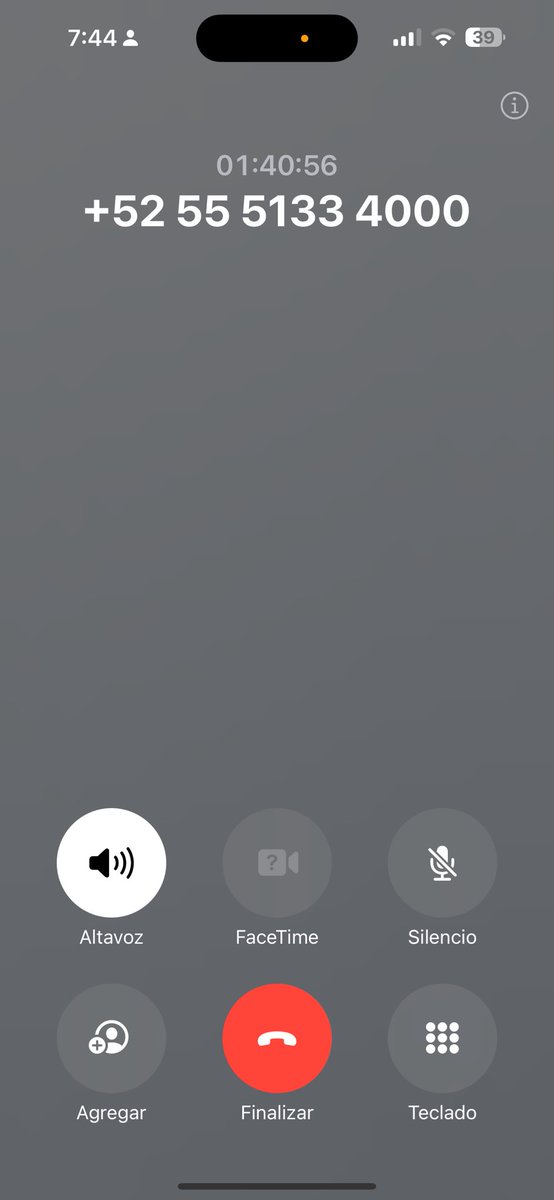 DiCristinP's tweet photo. @Aeromexico Llevo más de una hr en espera por que cancelaron el vuelo, es un grupo de 11 personas y los ejecutivos de Aeroméxico quieren que PAGUE un costo extra por darme un vuelo nuevo 😡 eso no está estipulado en sus políticas de cancelación imputables a la aerolínea https://t.co/66ZTLPE5Af