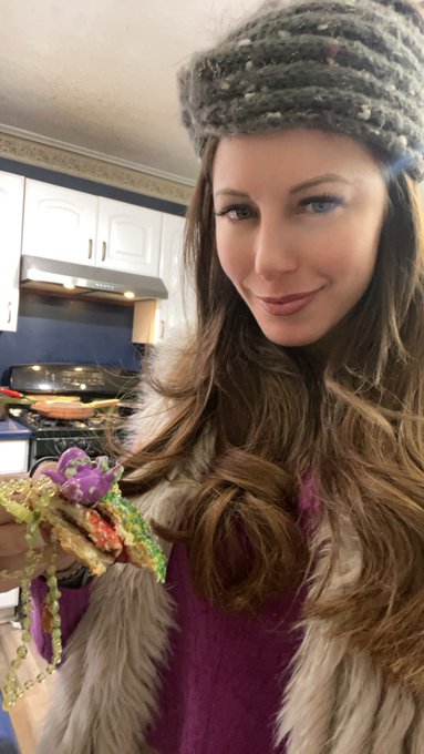 You can take the girl out of the Bayou, but you can&rsquo;t take the bayou out of the girl #kingcake #louisiana  Laizzes<a href="/tag/louisiana"class="tags"><span>#louisiana</span></a><a href="/tag/kingcake"class="tags"><span>#kingcake</span></a>