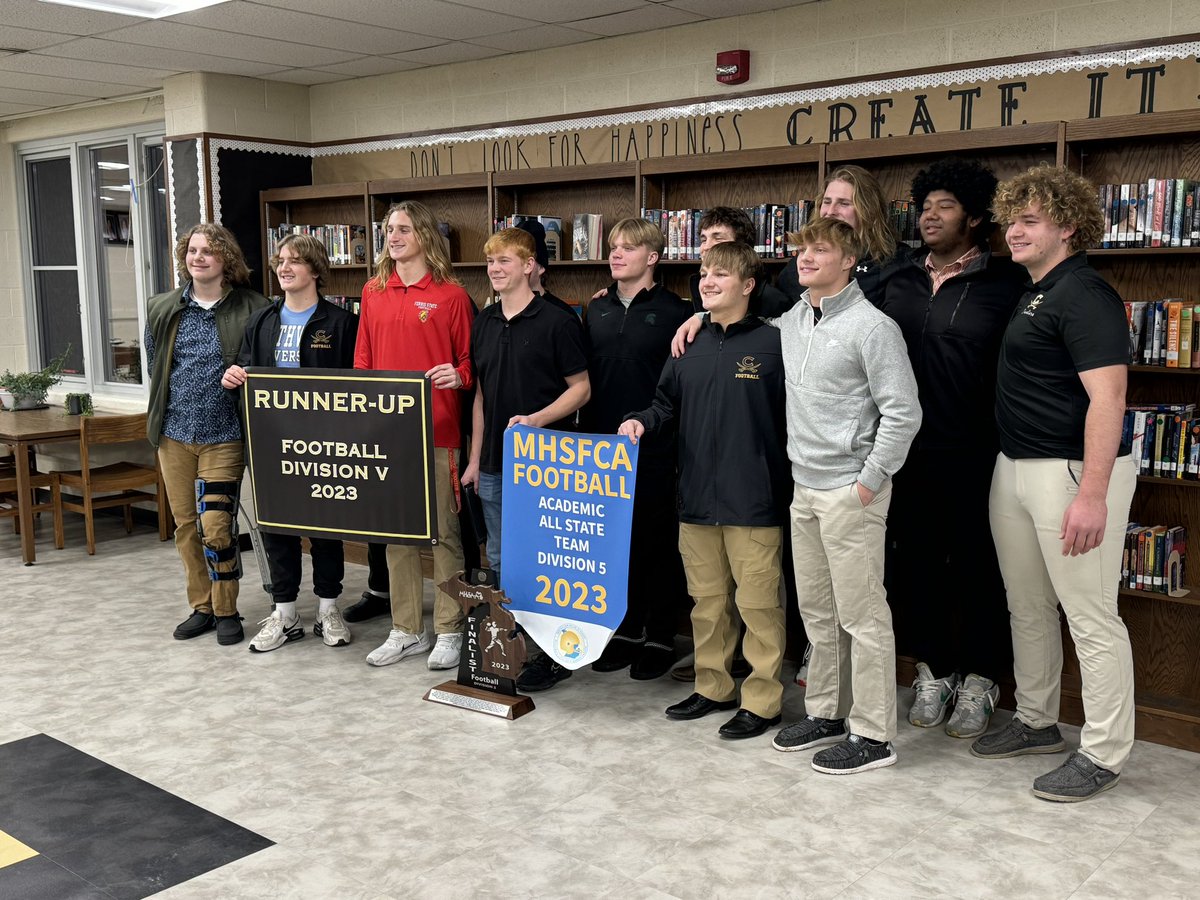Thanks to the Corunna Board of Education for honoring our football team on the many individual &amp; team accomplishments this season! Just another example of the special year we had! #gr82bgold #weareONE