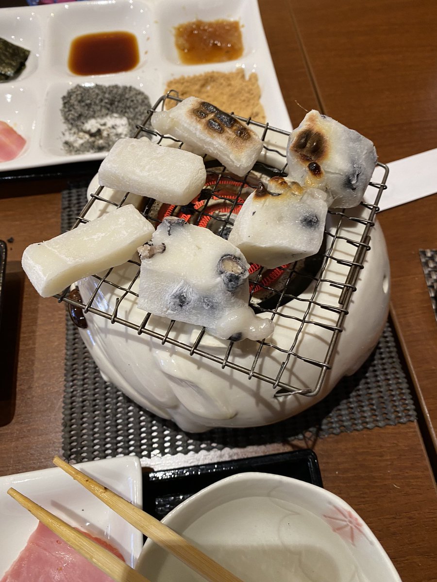 hyperultra's tweet photo. お餅焼いて食べ放題
餅好きにはたまらんわー https://t.co/5GfY2FaiPF