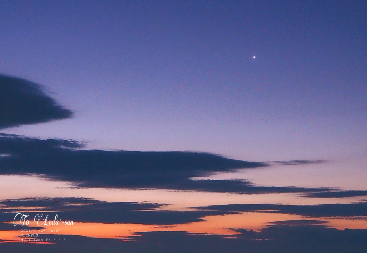 roseleonliliy78's tweet photo. 🪐2024/01/23🌟旧暦:12/13🌹撮影📸🔭06:02

早朝 のソラ
金星♀#Venus🪐 
左下に水星☿ #Marcury🪐 ほんのり
火星♂　#Mars は雲☁️の中でした

📸🔭Happy🌹(*´˘`*)❁｡.💗🌸🦢🌟🪐 https://t.co/gExQoCyBq4