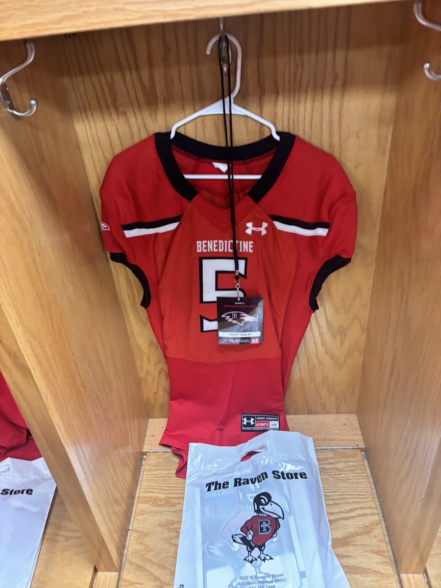 After visiting Benedictine College and having a great conversation with Coach Barraza, I am blessed to announce that I have received a offer from <a href="/RavenFootballBC/">Benedictine Football</a> 
<a href="/R_Scott6ix/">Rashaun Scott</a> <a href="/coachgagegray/">Coach Gray</a> @CoachElefante <a href="/upland_fb/">Upland Football</a>