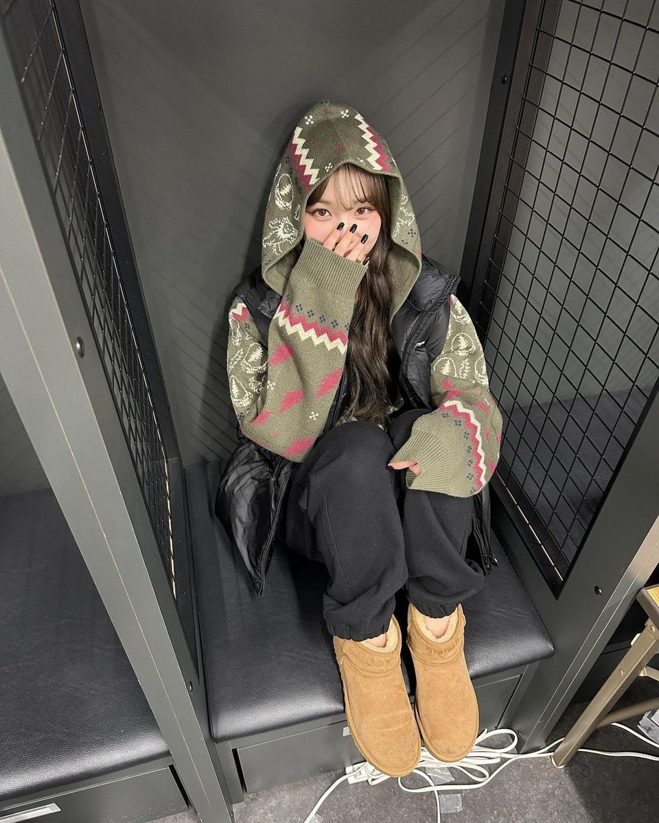 not sure wether you can tell what's the reason behind such a bright smile but looks like you should know that she's excited to go home early! 🏡 ⁺ 𓂋 𓈒 💭 thinking about how cozy her bed is already more than enough to make her happy, so you sure know what's in her mind, no?