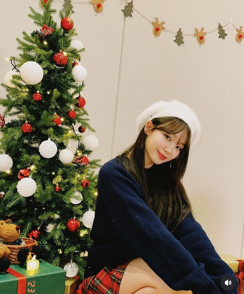 little daydreaming bonny is waiting for santa claus to drop off sumn present and make her wish come true! 🎄 ୨୧ ⋆¸* 💬 it's christmas after all and everyone's deserved to cast what they want isn't it? so maybe, come join her to the little hoping session if you want to! ⭐️
