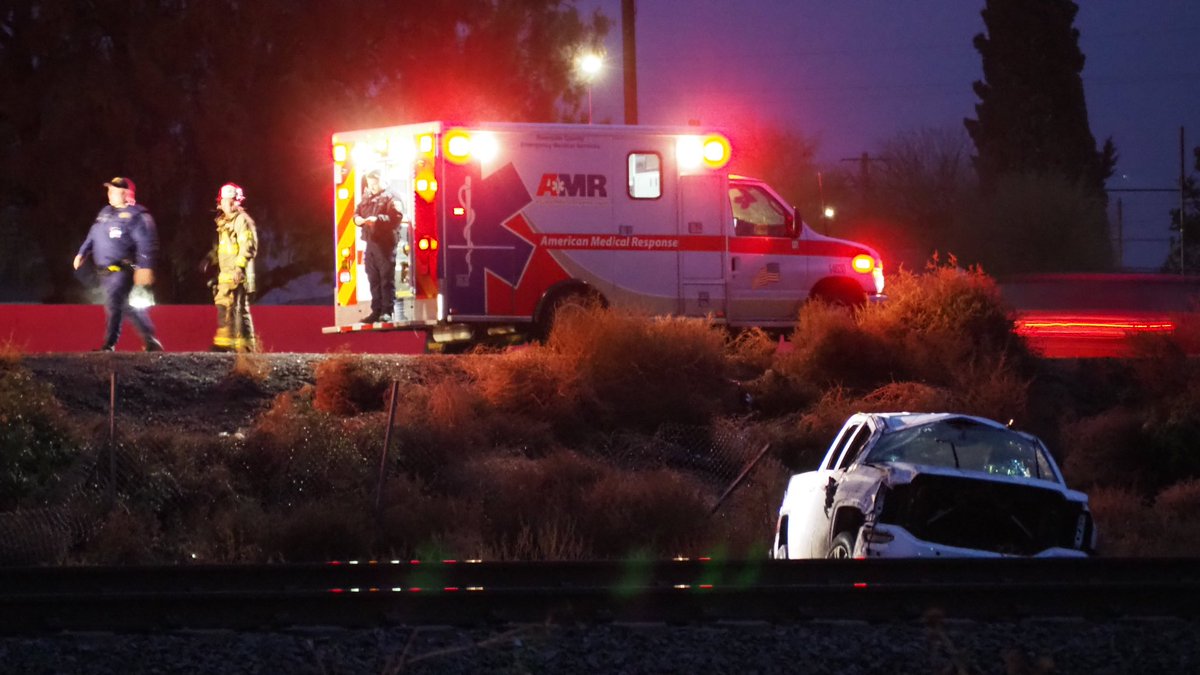 LInformant01's tweet photo. Lighting strikes hitting a Palm tree  and vehicle rollover off Hargrave  in Banning CA . Be safe out there . https://t.co/ZvZNQh966r