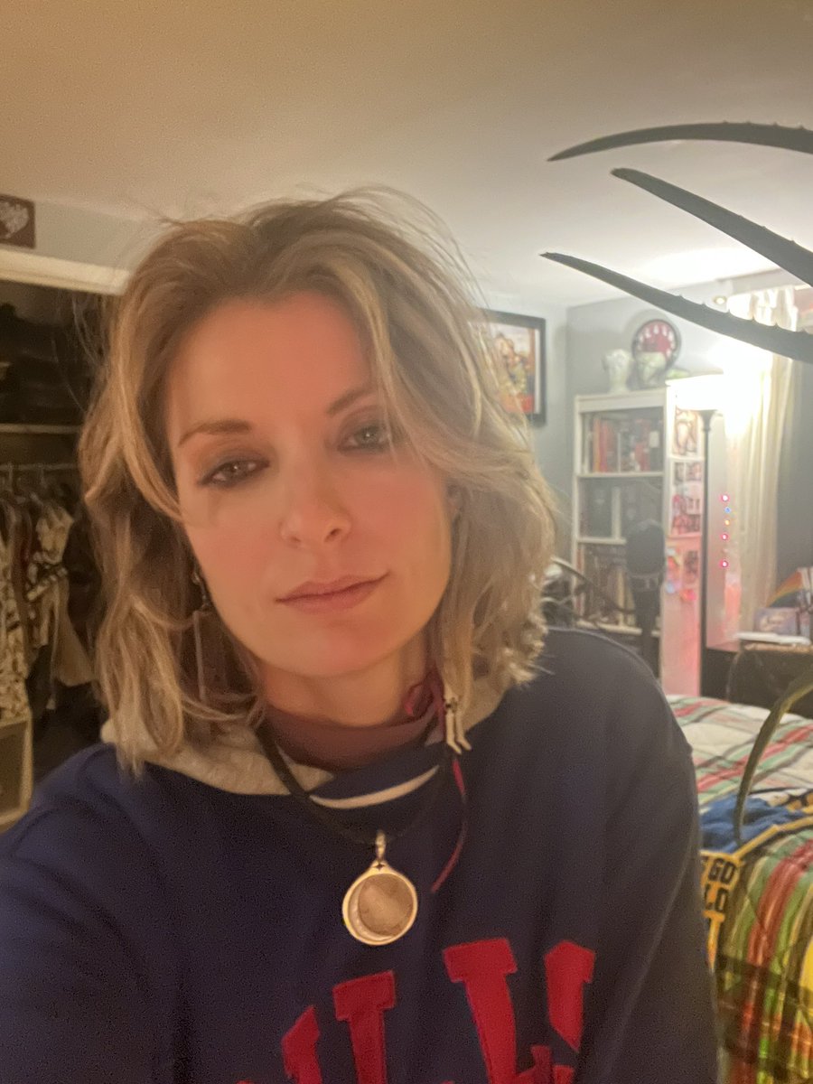 ShakesisterGrim's tweet image. One of the old Sapphic relics who lived a life in the “Lavender Haze” before Taylor Swift made it popular with heteronormative audiences!

💙+❤️=💜

#TaylorSwift #LavenderHaze #Sapphic #Love #Storm #Willpower