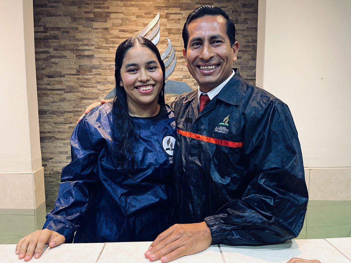 AdventistasUPN's tweet photo. 📍Ángela López, de 19 años, abrazó a Jesús tras estudiar la Biblia durante las tardes misioneras. 📖

✨Esta noche de victoria, el Pastor Daniel la bautiza, asegurando así su nombre en el libro de la vida. 🙏 https://t.co/crOCpP4mqx