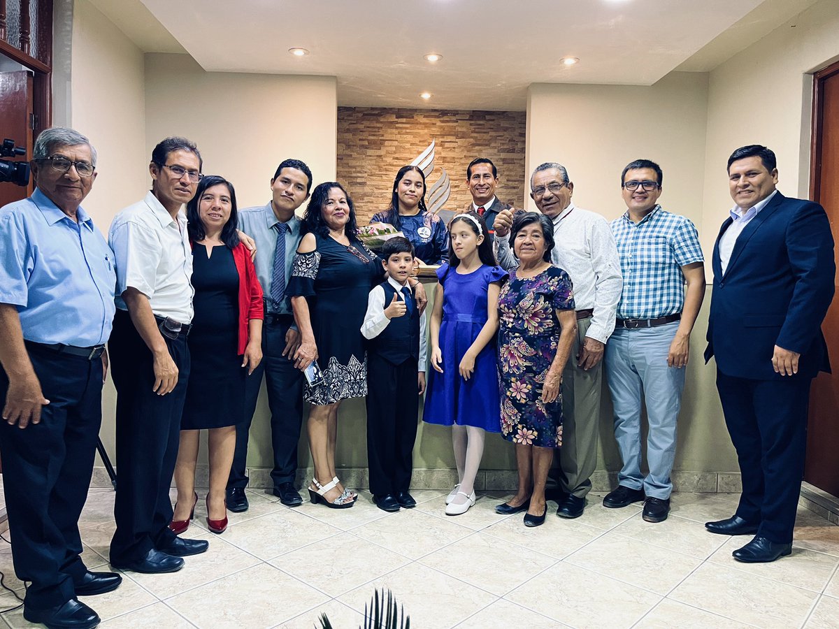 AdventistasUPN's tweet photo. 📍Ángela López, de 19 años, abrazó a Jesús tras estudiar la Biblia durante las tardes misioneras. 📖

✨Esta noche de victoria, el Pastor Daniel la bautiza, asegurando así su nombre en el libro de la vida. 🙏 https://t.co/crOCpP4mqx