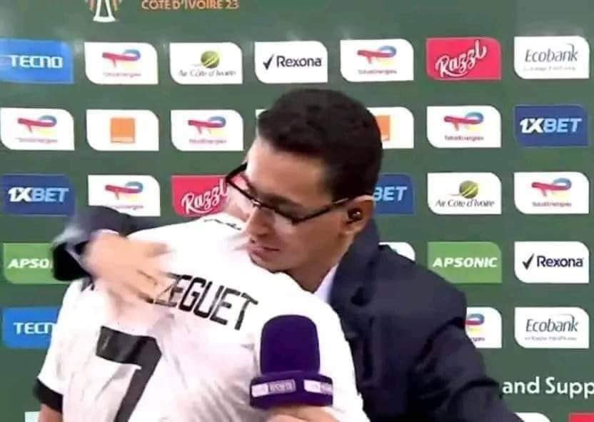 EPLworld's tweet photo. عمرو فهمي مراسل بي إن لم يتمالك نفسه وقام بإحتضان نجم منتخب بلده تريزيجيه على الهواء عقب المباراة 🔴🌟 https://t.co/fcWv5nmbJZ